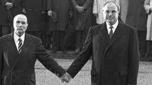 Bundeskanzler kohl in frankreich 1984 / gedenken der gefallenen soldaten in verdun. Video Mitterrand Avait Prepare Son Coup Le Photographe A L Origine Du Cliche Avec Kohl A Verdun Se Souvient Lci