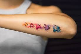 Visage rihanna sur le cou et avion sur torse. Petit Tatouage Discret Femme En 60 Variantes Raffinees Du Mini Tatouage