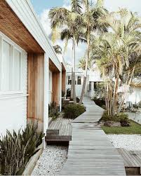 With its reliable surf breaks, lush subtropical forests and culturally embracing atmosphere, it is a mecca for creative types, surfers, yogis and alternative. Byron Bay Luxury Accommodation Sitchu Au
