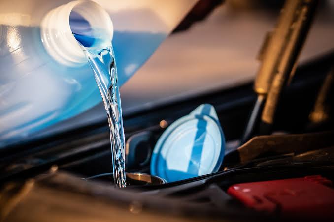 Qué pasa si pones líquido limpiaparabrisas en el depósito del  anticongelante - Siempre Auto