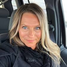 Nikki Peacock's Instagram, Twitter & Facebook