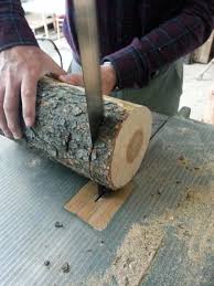 Il Commence Par Couper Une Buche En Tranches Attendez De Voir Ce Qu Il En Fait Buche De Bois Rondin De Bois Et Lampe Bois