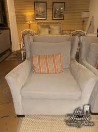 Haverty S Accent Chair With A Winged Silhouette Track Arms And A Curved Banded Base Offering A Streamlined Look Classic Measu Chair Accent Chairs Furniture