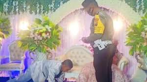 Namun, hal tersebut cukup berbeda dengan salah satu pengantin menikah tanpa pelaminan asal cilacap, jawa tengah. Pengantin Dihukum Push Up Di Pelaminan Karena Tak Pakai Masker Tribunnews Com Mobile