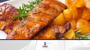 Retirar las chuletas de la sartén y sobre las setas añadir la sopa o crema de setas que teníamos reservada. Receta Para Preparar Chuletas De Cerdo Con Papas Y Manzanas Rostizadas Chuletas De Cerdo Youtube