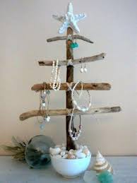 Ingin membuat pohon natal unik dari bahan bekas lainnya? 10 Ide Dekorasi Kamar Dari Ranting Pohon Rustic Banget Kalau Difoto