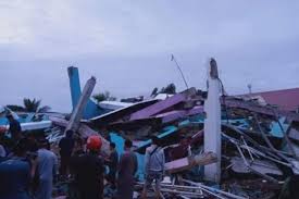 Pusat gempa disebut juga dengan istilah hiposenter (hypocenter/hiposentrum) yang berasal dari bahasa yunani υπόκεντρον yang berarti di pusat, adalah titik di dalam bumi yang menjadi pusat gempa bumi. Basarnas Kirim Tim Ke Pusat Gempa Di Mamuju Dan Majene