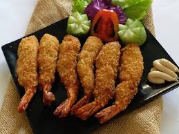Celup udang ke dalam larutan tepung. Tagar Foto Tagar