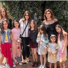 اتبعت الفنانة اللبنانية نانسي عجرم طريقة طريفة في الإعلان عن خبر حملها في طفل ثالث حيث نشرت صورة لابنتيها ايلا وميلا وهما تحملان لافتة مكتوب عليها باللغة الإنجليزية. Ù†Ø§Ù†Ø³ÙŠ Ø¹Ø¬Ø±Ù… ØªØ­ØªÙÙ„ Ø¨Ø£Ø­Ø¯ Ø§Ù„Ø´Ø¹Ø§Ù†ÙŠÙ† ÙÙŠ Ø£Ø¬ÙˆØ§Ø¡ Ø£Ø³Ø±ÙŠØ© Ù…Ø¨Ù‡Ø¬Ø© ØµÙˆØ±