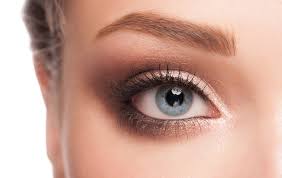 Cette couleur chaude donne de l'intensité au regard et réveille les yeux verts. Eye Makeup How To Make Your Eyes According To Their Color Uniqubeauty