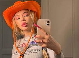 Накануне инстасамка презентовала трек под названием mommy и уже хвастается первыми рекордами, а если быть точнее — старается «утереть нос» клаве коке. Instasamka Vysmeyala Klavu Koku Iz Za Treka Pro Sladkih Malchikov I Komu Eshe Nuzhen Byl Fit