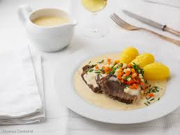 Anschließend das fleisch ausheben und die brühe über einem tuch oder sieb absieben. Tafelspitz Mit Meerrettich Sauce Dreiminutenei