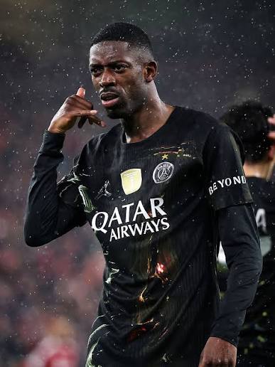 ‍♂️ Ousmane Dembélé offered his 𝐔𝐄𝐅𝐀 𝐌𝐚𝐧 𝐨𝐟 𝐭𝐡𝐞  𝐌𝐚𝐭𝐜𝐡 𝐀𝐰𝐚𝐫𝐝 to… Luis Enrique after winning at Anfield!  When  back in the dressing room, all the Paris Saint-Germain players reminded  Dembouz