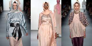 Crowds gathered in excess outside the skylight at moynihan station in new york city on a balmy monday night to see the return of anniesa hasibuan to new york fashion week. Anniesa Hasibuan Becomes First Designer To Present Nyfw Collection With Hijabs Indonesian Designer Presents Hijabs At New York Fashion Week