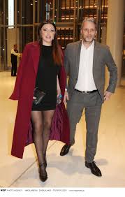 Ήρθανε χριστούγεννα όλα είναι γιορτινά και μια σκέψη μοναχά μου γεμίζει την καρδιά. Elena Paparizoy Me To Teleio Mayro Mikro Forema Se E3odo Me Ton Syzygo Ths Zwh Iefimerida Gr