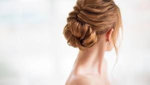 Die hochzeitsfrisur wird von uns gekonnt an dein kleid, an das ambiente und, falls vorhanden, an das motto bei der hochzeitsfrisur ist es wichtig, dass bereits im vorhinein alles exakt besprochen wird. Hochzeitsfrisuren Schone Brautfrisuren Fur Jede Haarlange Bunte De