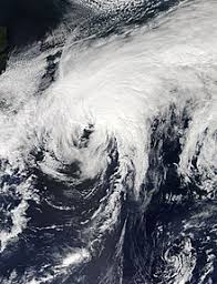 Ciclonul extratropical , care este frontal , uneori păstrează încă vânturi de uragan sau forță de furtună tropicală. Ciclon Extra Tropical Wikipedia