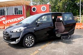 Jadi saya ditelepon agus wahono kalau ia kecelakaan di kilometer 187 lambu kibang menggala. Peringati Hari Kemerdekaan Ke 75 Toyota Luncurkan Kijang Innova Trd Dan Sienta Welcab Otosia Com