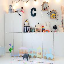 Me Encantan Todos Los Detalles De Esta Habitacion Infantil El Tren Los Peluches La Forma De Colocar Los Armar Kinder Zimmer Ikea Ivar Kinderzimmer Und Aufbewahrung Kinderzimmer