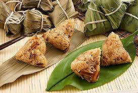 The throwing of rice into the water has led to the tradition of eating zongzi (sticky rice formed around a sweet like dates and wrapped in bamboo leaves that are molded into triangular pyramids) and rice dumplings. The Dragon Boat Festival Happy ç«¯åˆèŠ‚ 2015 Alimentation Riz Glutineux Feuille De Lotus