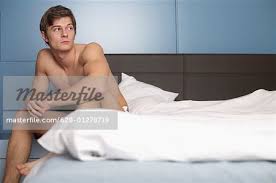 Junge nackte Mann sitzen im Bett, Nahaufnahme, Porträt - Stockbilder -  Masterfile - Premium RF Lizenzfrei, Bildnummer: 628-01278719
