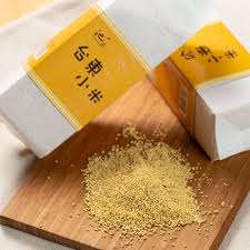 有趣的是，荷兰科技博客 letsgodigital 刚刚发现，小米上月向 wipo 提交的一项申请，竟然赶在 2 月 5 日就正式向外界公布了。 据悉，文档中包含了七幅图像，从各个角度展示了拥有独特设计的小米智能. å°æ±å°ç±³300g æ± ä¸Šé„‰è¾²æœƒ