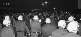 Demonstrace na obranu nezávislosti české televize a veřejnoprávních médií. Vyvoj Od 1989 Nesplnil Ocekavani Vetsiny Cechu I Slovaku Tvrdi Pruzkum Domov Lidovky Cz