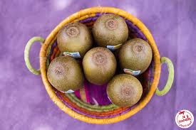 Ingrédients pour 2 pots 6 kiwis 6 poires 400 g de sucre de ingrédients (pour 4 personnes) 2 pêches blanches 1 kiwi jaune 1 poire 1 pomme 1 cuillère. Kiwi Jaune Ou Kiwi Gold Le Kiwi Gorge De Vitamines Je Papote