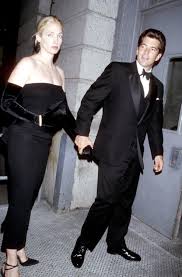 This kennedy gallery includes three main pages, with this first page focusing on the assassination of jfk. 7 Ikonische Outfits Von Carolyn Bessette Kennedy I D