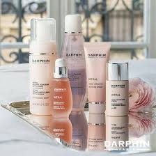 Darphinintral Serisi Cilt Bakim Urunleri Hassas Ciltlerin Ihtiyac Duydugu Derinlemesine Ve Guvenli Bakimi Saglar Ciltte Cilt Bakim Urunleri Cilt Bakimi Serum