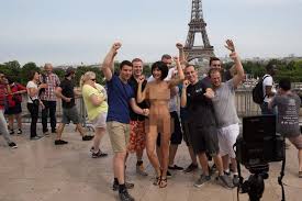 Es handelt sich dabei um eine erotische, interaktive installation im öffentlichen raum von milo moiré und kunstpartner peter palm. Female Artist Milo Moire Is Arrested After Posing For Naked Selfies With Tourists Beside The Eiffel Tower Mirror Online