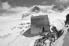 Ascension facile itinéraire le plus populaire cabane de tracuit (3'256 m) deux jours Datei Tracuithuette Bishorn Weisshorn 20160507 Jpg Wikipedia