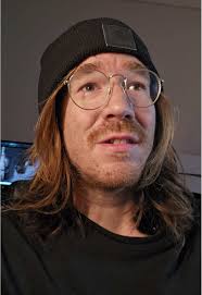 Exploring Broken Lens in Hyperrealism Art