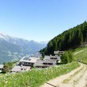 Neben dem hotel mit zimmern und appartements gibt's den bauernhof, das taser kirchl, das restaurant, das indianerdorf und den allseits beliebten hochseilgarten. Familienalm Taser Schennaberg Meran Sudtirol