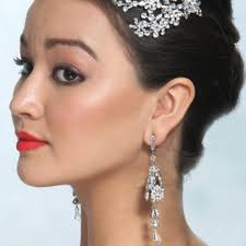 The Paradise Road Earrings by @parisbydebramoreland are the perfect  statement bridal piece. #parisbydebramoreland #bridalaccessories  #weddinginspiration #bride #luxurybride #bridal