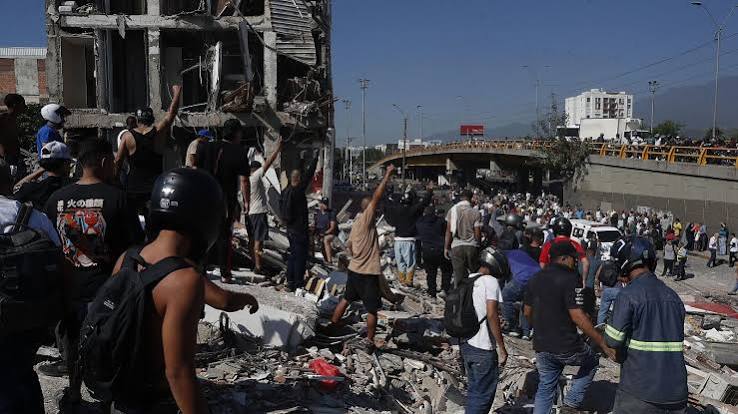 Un fuerte terremoto de 7,4 en el noroeste de Colombia deja 111 muertos y  más de 60 edificios derrumbados