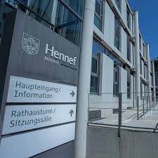 D er 31 jahre alte bürgermeister von hennef, mario dahm (spd), hat sich bereits gegen corona impfen lassen. Hennefer Cdu Wundert Sich Uber Impfung Des Burgermeisters Radio Bonn Rhein Sieg