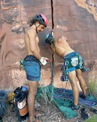 Snagged the First Ascent of this sick #1-5 splitter right above town! Took  everything I had but got it up.💪 🐱Kitty con crème 5.-11😸 Leo put up this  epic big hands corner!