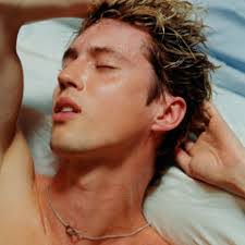 Felix Dillon's Instagram, Twitter & Facebook