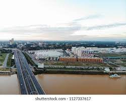 Our homestay is 8km to kota bharu and nearby are 7 government office such as jabatan pengangkutan jalan, jabatan belia dan sukan and jabatan kimia. Lembah Sireh Kota Bharu Gak Patii