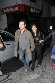 Çift muhabirlerin evlilik sorularına gülümseyerek karşılık verdi. Harun Tekin Ve Sevgilisi Melisa Sozen El Ele Goruntulendi