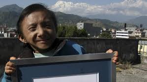 Les causes de la très petite taille restent un mystère mais la plupart des hommes ou femmes désignés comme les plus petites personnes du monde souffrent de nanisme primordial. Mort A 27 Ans Au Nepal De L Homme Le Plus Petit Du Monde Le Soir
