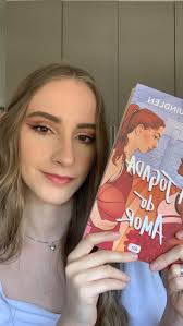 💬 — Qual o seu nome, gostoso? — Lance. Lance Moreau. — Muito bem, Lance. O  trote vai começar com você. Tire todas as suas roupas. Depois, vai deixar  todas nós pintarmos