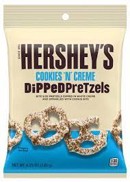 Whip together our hershey's cookie and cream milkshake recipe using sweet hershey's cookies 'n' creme biscuits plus chocolate syrup for a signature milkshake. Hershey S Dipped Pretzels Cookies N Creme 120g Amazon De Lebensmittel Getranke