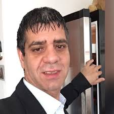 Erwachsene Frauen und Männer suchen ihren Seelenverwandten