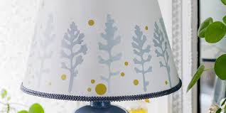 Avant de commencer à peindre les tuyaux de plomberie, il est recommandé de les nettoyer et de les dégraisser afin de permettre à la peinture de bien adhérer. Diy Deco Tutoriel Pour Customiser Un Abat Jour Avec De La Peinture Marie Claire