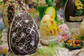 Australia Easter Display Of Decorated Chocolate Eggs And Candy Photographic Print Cindy Miller Hopkins Art Com In 2021 Chocolate Easter Egg Decorating Easter Eggs Chocolate Easter Strawberry