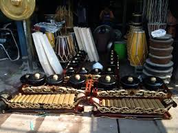 Alat musik lain yang mewarnai pertunjukan rampak kendang adalah terompet dan gamelan berlaras salendro yang terdiri dari bonang, rincik, saron, peking, demung, kenong, gong, dan rebab. Gambar Alat Musik Gamelan Degung