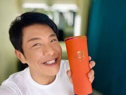 回到Tvb準備今晚直播突然之間想起一件「壞事」 哈哈哈……..我是一個野蠻朋友上星期從吳家樂手中搶回來的，水杯哈哈哈哈……絕對係搶回來的