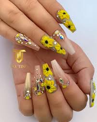 As francesinhas fazem sucesso há muito tempo, nessa opção, é utilizado apenas esmalte cremoso, tinta para tecido branca e palitos. Unhas Decoradas 2021 14 Tendencias 110 Fotos Passo A Passo Unhas Decoradas Unhas Unhas Francesinhas Coloridas